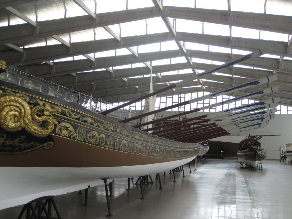 23-Ceremonial longboat of Queen Mary I in the Museu de Marinha.jpg - Ceremonial longboat of Queen Mary I in the Museu de Marinha